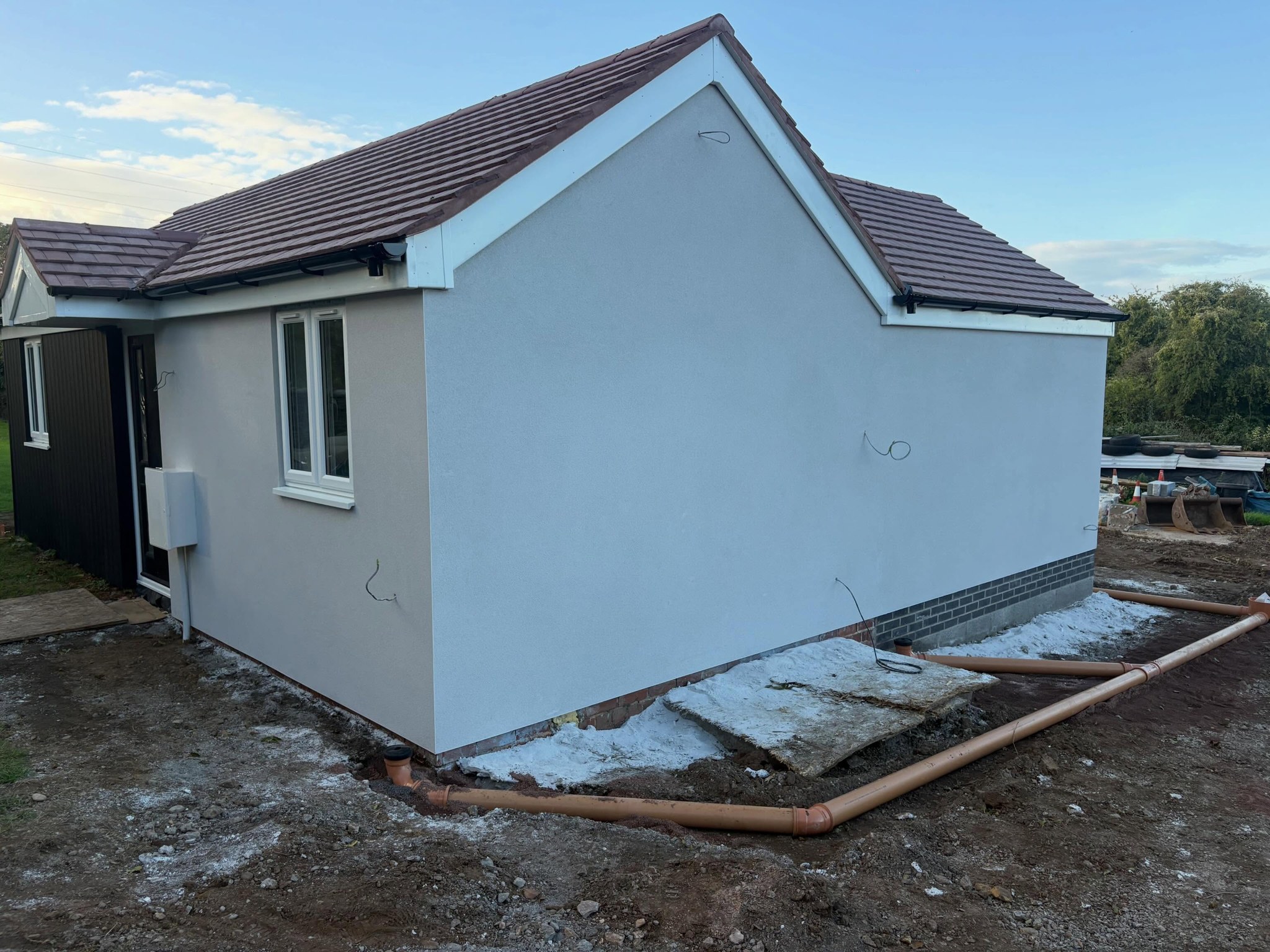 Gable end in off-white monocouche render